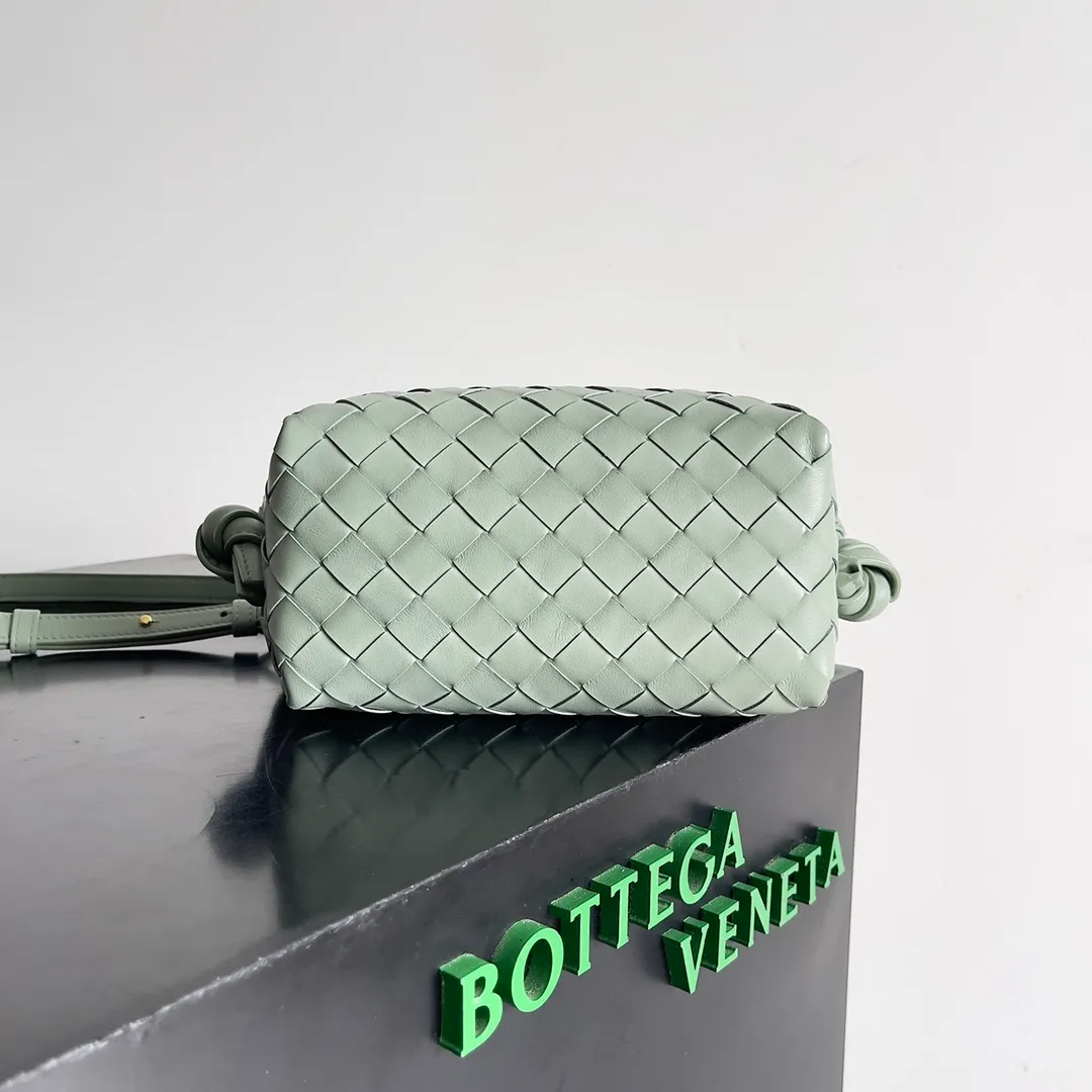 Batch 1360 BOTTEGA VENETA 2024 new loop is here! ! Many girls who like BV have owned the Loop bag. It has a simple appearance, classic weaving, and a compact and lightweight bag shape. This innovation continues the "camera bag" shape. Unlike the traditional Loop bag, which can only be worn as a crossbody bag, this innovation It can be carried by hand or cross-body, satisfying both the concave shape and daily needs. The oversized buckle can be folded and used as a handle. The sultry heat in summer ☀️ usually reduces people's desires. Having a lightweight bag will greatly enhance the happiness of traveling🫧 Style number: 796615 Size: 19*12*9cm